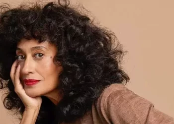 Tracee Ellis Ross Packs Her (Many) Bags for New Roku Original Travel Doc-Series “Tracee Travels” (wt)