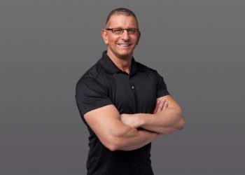 Robert Irvine Takes Viewers on a Culinary Journey Around “The Globe” in New Competition for discovery+