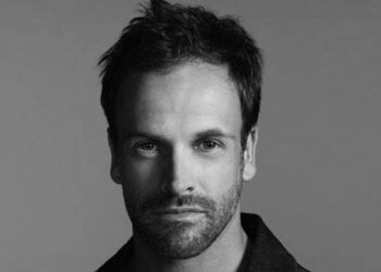 Jonny Lee Miller Will Play John Major in the Fifth Season of “The Crown” Netflix broke the news on social media this morning.