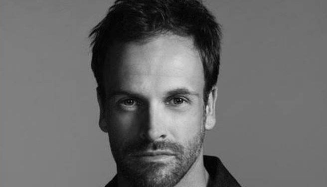 Jonny Lee Miller Will Play John Major in the Fifth Season of “The Crown” Netflix broke the news on social media this morning.
