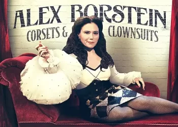Prime Video Debuts Trailer and Key Art for the Musical Comedy Special “Alex Borstein: Corsets & Clown Suits” [VIDEO]