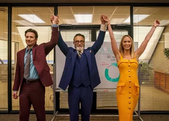 Official Netflix Teaser for “Pain Hustlers” – Emily Blunt + Chris Evans [VIDEO]