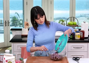 Global Megastar Selena Gomez Invites Four Culinary Superstars to Her Home in “Selena + Chef: Home for the Holidays”