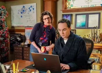 First Look: Jim Parsons & Mayim Bialik on the Series Finale of “Young Sheldon,” May 16