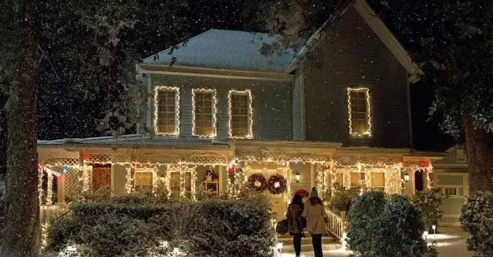 Stars Hollow Comes to Hulu: “Gilmore Girls” Complete Series Now Streaming [VIDEO]